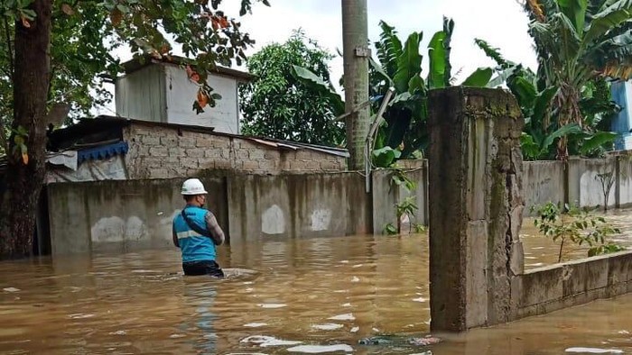 Petugas PLN turun lapangan di tengah banjir