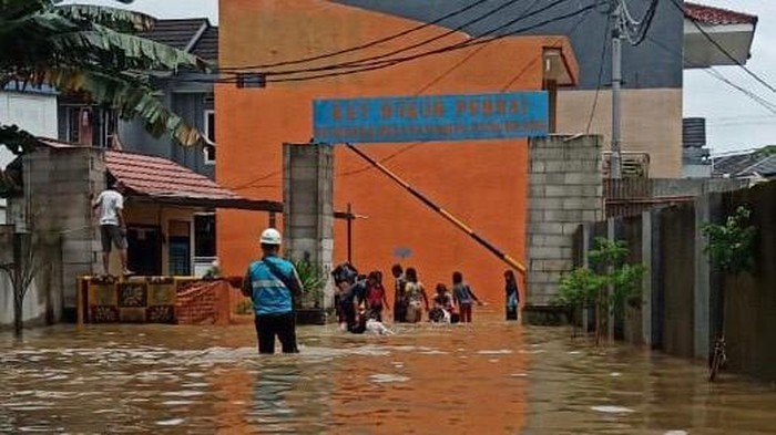 Petugas PLN turun lapangan di tengah banjir