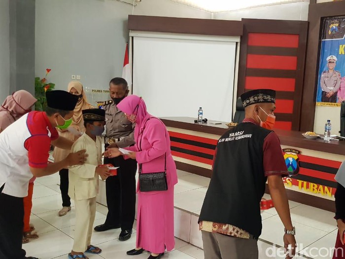 Polisi di Tuban mengakhiri masa tugasnya dengan dengan berbagi. Tak tanggung-tanggung, polisi ini rela mendonasikan seluruh gaji dan tunjangan kinerja terakhirnya untuk anak yatim. Ini sebagai bentuk rasa syukur atas kelancaran karir selama di polisi.