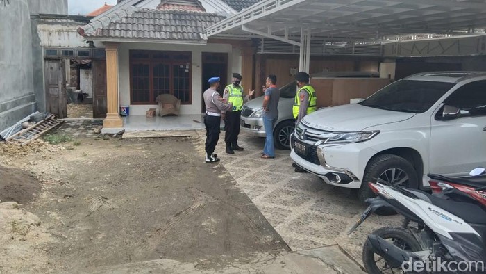 Polisi lakukan patroli rutin untuk antisipasi tindak kejahatan di kampung miliader