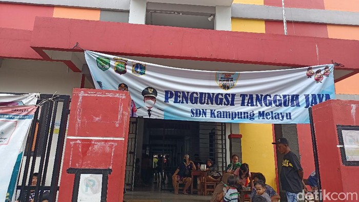 Posko pengungsia banjir di Kampung Melayu