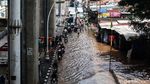 Potret Macet Saat Banjir Menerjang Cipulir