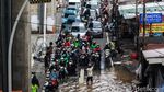 Potret Macet Saat Banjir Menerjang Cipulir