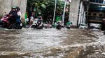 Potret Macet Saat Banjir Menerjang Cipulir