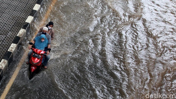 Banjir merendam Jalan Ciledug Raya tepatnya di depan Pasar Cipulir, Jakarta Selatan, Sabtu (20/2/2021. Banjir itu menimbulkan kemacetan panjang.