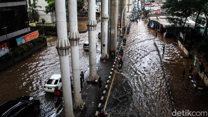 Banjir merendam Jalan Ciledug Raya tepatnya di depan Pasar Cipulir, Jakarta Selatan, Sabtu (20/2/2021. Banjir itu menimbulkan kemacetan panjang.
