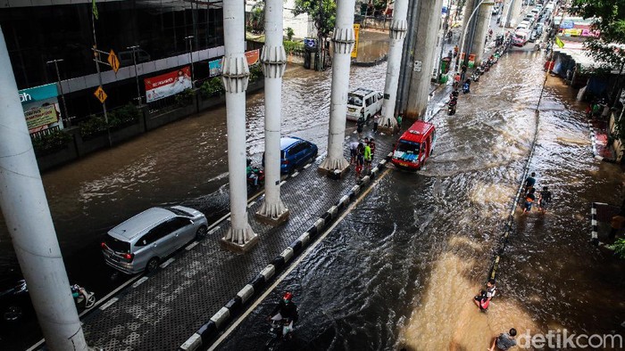 Potret Macet di Cipulir Saat Banjir Menerjang Banjir merendam Jalan Ciledug Raya tepatnya di depan Pasar Cipulir, Jakarta Selatan, Sabtu (20/2/2021. Banjir itu menimbulkan kemacetan panjang.