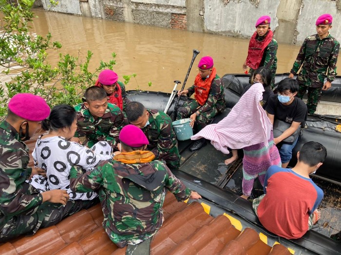 Prajurit Marinir TNI AL mengevakuasi korban banjir Kemang Jaksel. (Dok Dispen Kormar)
