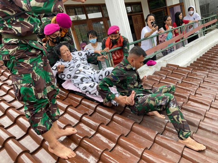 Prajurit Marinir TNI AL mengevakuasi korban banjir Kemang Jaksel. (Dok Dispen Kormar)