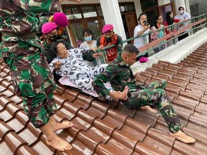 Prajurit Marinir Turun Tangan Evakuasi Korban Banjir di Kemang Jaksel