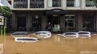 Sejumlah mobil yang terparkir di depan Colony Kemang terendam banjir.