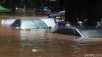 Puluhan Mobil Terendam Banjir di Kemang