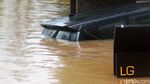Puluhan Mobil Terendam Banjir di Kemang