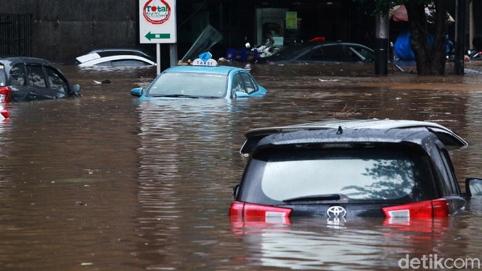 Wilayah Kemang, Jakarta Selatan, ikut terdampak banjir, Sabtu (20/2/2021). Puluhan mobil yang tak sempat dievakuasi pemiliknya pun ikut terendam banjir.