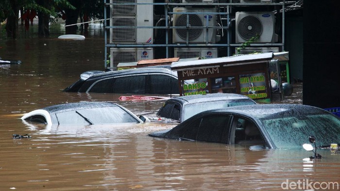 Wilayah Kemang, Jakarta Selatan, ikut terdampak banjir, Sabtu (20/2/2021). Puluhan mobil yang tak sempat dievakuasi pemiliknya pun ikut terendam banjir.