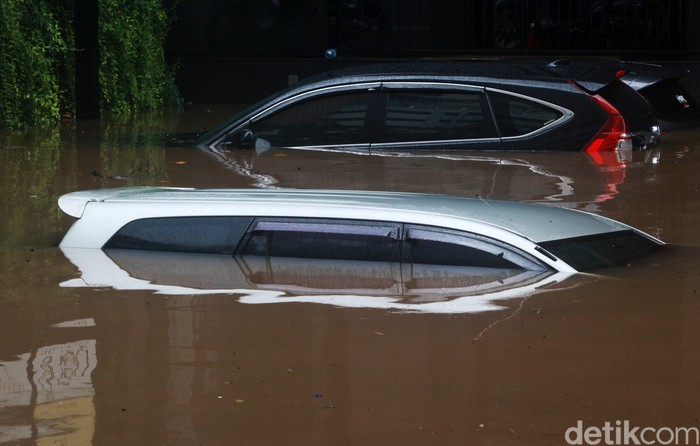 Wilayah Kemang, Jakarta Selatan, ikut terdampak banjir, Sabtu (20/2/2021). Puluhan mobil yang tak sempat dievakuasi pemiliknya pun ikut terendam banjir.