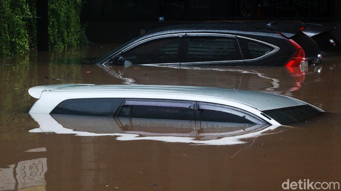 Wilayah Kemang, Jakarta Selatan, ikut terdampak banjir, Sabtu (20/2/2021). Puluhan mobil yang tak sempat dievakuasi pemiliknya pun ikut terendam banjir.
