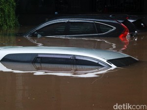 Jokowi Ubah Rumus Upah Buruh, Barang di Minimarket Hanyut Kena Banjir