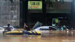 Puluhan Mobil Terendam Banjir di Kemang