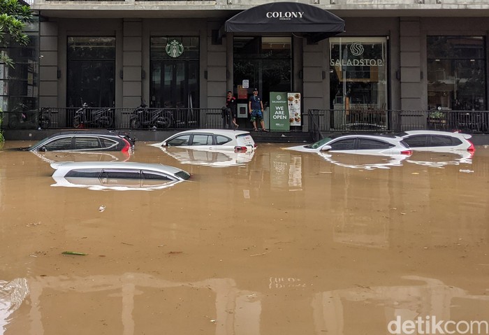 Wilayah Kemang, Jakarta Selatan, ikut terdampak banjir, Sabtu (20/2/2021). Puluhan mobil yang tak sempat dievakuasi pemiliknya pun ikut terendam banjir.