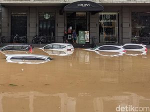 Puluhan Mobil Terendam Banjir di Kemang