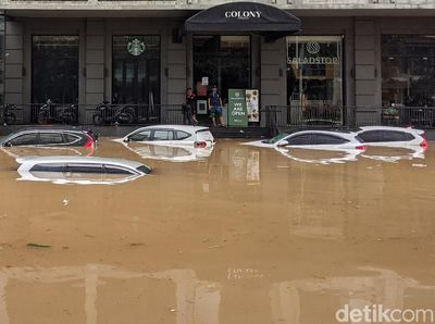 Puluhan Mobil Terendam Banjir di Kemang