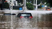 Kawasan Kemang jadi salah satu wilayah yang cukup parah terdampak banjir di Ibu Kota. Banjir di kawasan Kemang itu pun disorot oleh mantan Wakil Presiden Jusuf Kalla (JK). Pembangunan mal di kawasan Kemang dinilai sebagai penyebab banjir di kawasan tersebut. Ia pun meminta Gubernur DKI Jakarta yang mengeluarkan izin pembangunan mal tersebut bertanggung jawab. Ari Saputra/Detikcom.