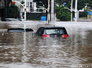 Hati-hati! Mobil Sengaja Terobos Banjir, Klaim Asuransi Bisa Ditolak