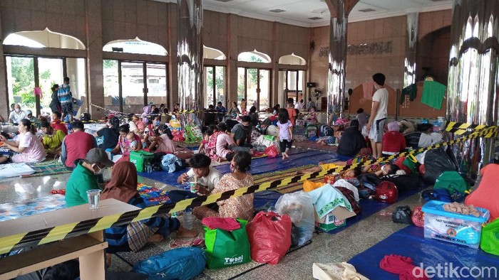 Ratusan warga Cipinang Melayu yang terdampak banjir mengungsi di Universitas Borobudur