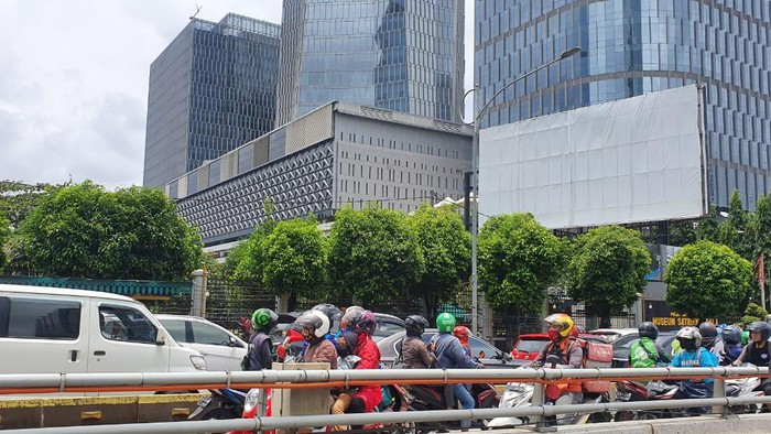 Ruas Jalan Gatot Subroto menuju Semanggi macet total imbas banjir di depan Gedung LIPI hingga BKPM