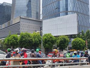 Jalan Gatsu Arah Semanggi Banjir, Lalin Macet Total