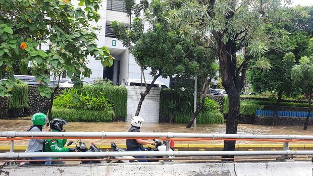 Ruas Jalan Gatot Subroto menuju Semanggi macet total imbas banjir di depan Gedung LIPI hingga BKPM