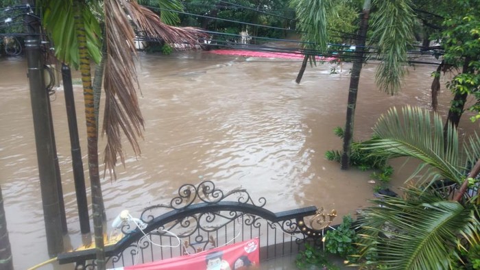 Rumah Wanita Emas di Kemang kebanjiran hingga ke lantai 2.