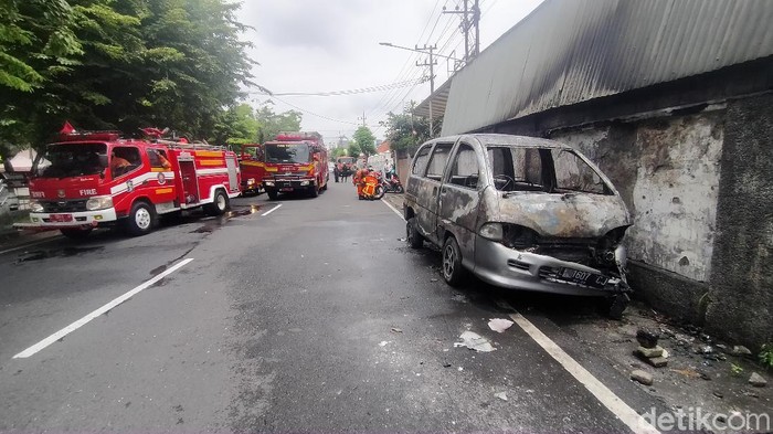 Sebuah mobil Daihatsu Espass bernopol L 1607 CC yang terparkir di Jalan Dinoyo terbakar. Mobil yang terparkir satu tahun tersebut akan diperbaiki, namun terbakar.
