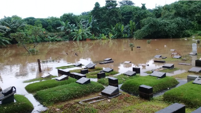 Sejumlah makam di TPU Tanah Kusir terendam banjir akibat luapan Kali Pesanggrahan. Foto dikirimkan oleh narasumber Budi Sabar.