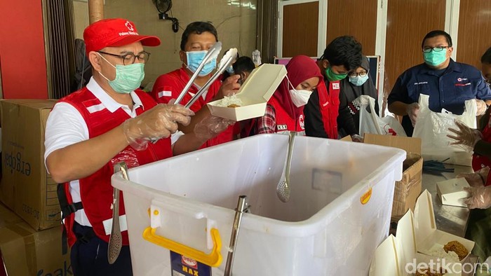 Sekjen PMI Sudirman Said Tinjau Dapur Umum untuk Korban Banjir di Jakarta Timur