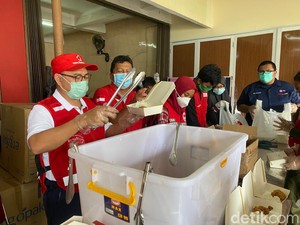 Tinjau Dapur Umum untuk Korban Banjir, Sekjen PMI Ingatkan Relawan soal Prokes