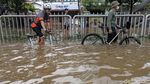 Sepeda Menembus Banjir