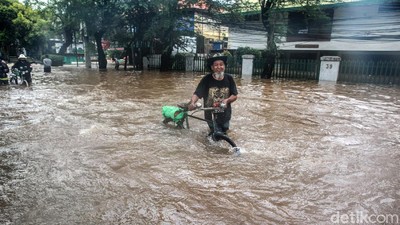Sepeda Menembus Banjir