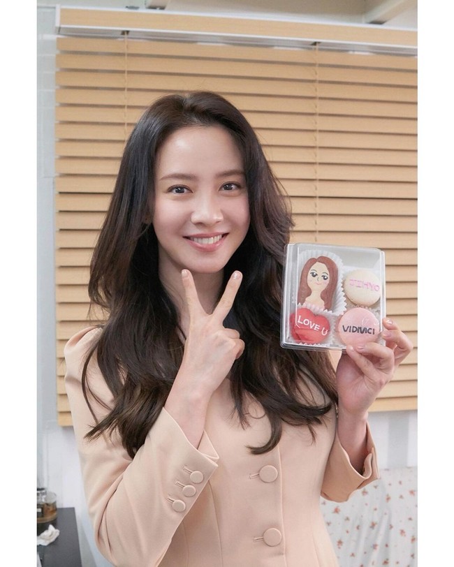 3. Song Ji HyoBanyak penggemar menyebut jika wanita yang dikenal sebagai pemain Running Man tersebut lebih cantik seiring bertambahnya usia. Mereka pun terkejut dengan visualnya di postingan terbaru yang terlihat makin awet muda. Foto: Instagram @my_songjihyo