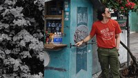Di Malioboro, Omar sempatkan foto OOTD di sebelah warung kelontong. Gayanya tetap kelihatan keren ya? Foto: Instagram omardaniel_
