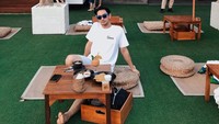 Layaknya anak muda lain, Omar juga hobi nongkrong di kafe kekinian. Begini gaya santainya saat menikmati minuman segar dan kudapan di Canggu. Foto: Instagram omardaniel_