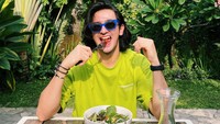Aktor 25 tahun ini sedang jalan-jalan ke Yogyakarta. Pakai outfit cerah, Omar menikmati makanan sehat nih. Foto: Instagram omardaniel_