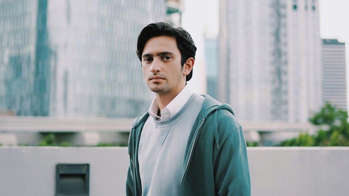 Tampannya Omar Daniel Saat Minum Soda dan Kulineran di Yogyakarta