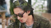 Pesinetron Anak Jalanan ini cukup eksis di Instagram. Beberapa momennya sering kali mengenai kulineran, seperti ketika ia hendak makan es krim ini. Foto: Instagram omardaniel_