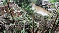 Longsor terjadi pada dini hari, setelah semalam diguyur hujan.