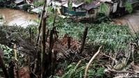 Tanah yang longsor berada di pinggir Kali Krukut, Cilandak Timur, Jakarta Selatan.