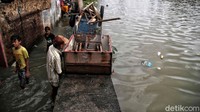 Tanggul yang bocor itu berada tepat di samping permukiman warga di RW 4 Kapuk Muara, Jakarta Utara