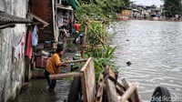 Bocornya tanggul itu membuat banjir tak kunjung surut.