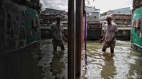 Tanggul bocor karena tidak mampu menahan laju luapan sungai Kapuk Muara dan menyebabkan banjir.
